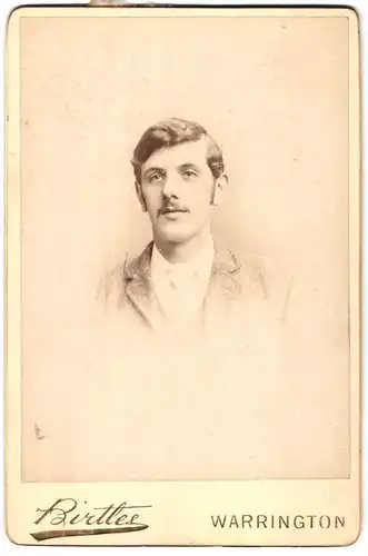 Fotografie Birtles, Warrington, Portrait junger Mann in modischer Kleidung