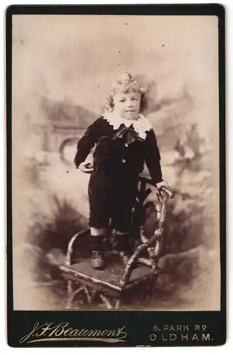 Fotografie J. J. Beaumont, Oldham, 6 Park Rd., Portrait kleiner Junge in hübscher Kleidung