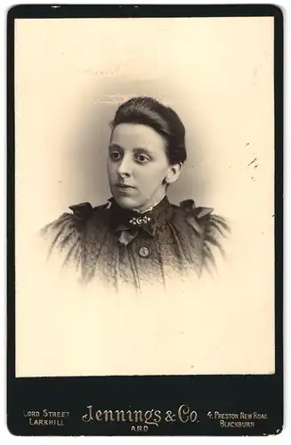 Fotografie Jennings & Co., Larkhill, Lord Street, Portrait junge Dame im hübschen Kleid