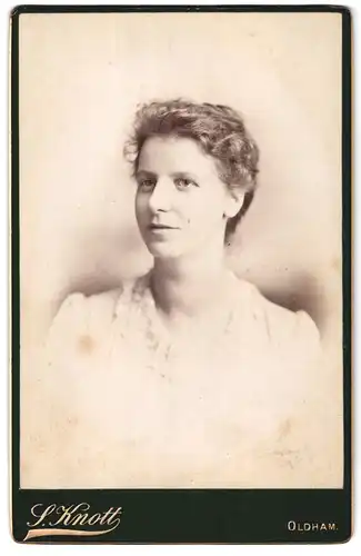 Fotografie S. Knott, Oldham, Portrait junge Dame in hübscher Kleidung