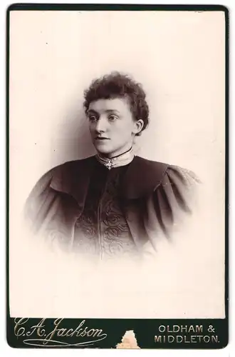 Fotografie C. A. Jackson, Oldham, Portrait junge Dame in zeitgenössischer Kleidung