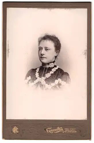 Fotografie Kenworthy, Oldham, Portrait junge Dame mit zurückgebundenem Haar