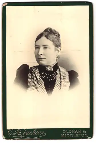 Fotografie C. A. Jackson, Oldham, Portrait junge Dame mit Hochsteckfrisur