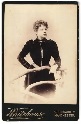 Fotografie Whitehouse, Manchester, 59 Piccadilly, Portrait junge Dame in hübscher Kleidung