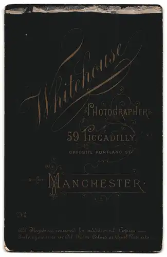 Fotografie Whitehouse, Manchester, 59 Piccadilly, Portrait junge Dame in hübscher Kleidung