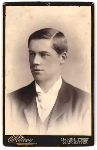 Fotografie Sauvy, Manchester, 22 a Kind Street, Portrait junger Mann im Anzug mit Krawatte