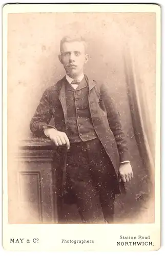 Fotografie May & Co., Northwich, Station road, Portrait junger Mann in modischer Kleidung