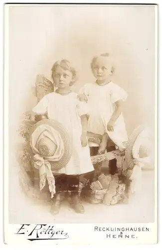 Fotografie E. Röttger, Recklinghausen, am Viehtor, Zwei junge Mädchen mit Strohhüten tragen weisse Kleider