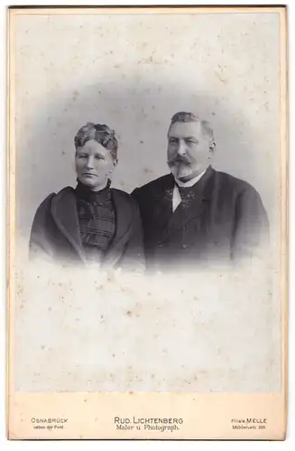 Fotografie Rud. Lichtenberg, Osnabrück, Portrait eines Paares, Mann mit Kinn- und Schnauzbart und Frau in Kleid