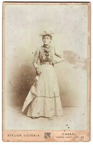 Fotografie Atelier Victoria, Cassel, Obere Koenigstr. 22, Wohlhabende Dame mit Schirm und geschmücktem Hut