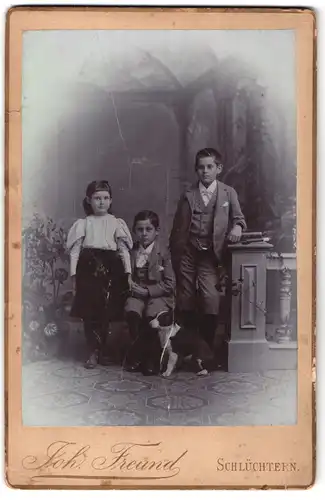 Fotografie Joh. Freund, Schlüchtern, Zwei Jungen udn ein Mädchen mit kleinem Hund