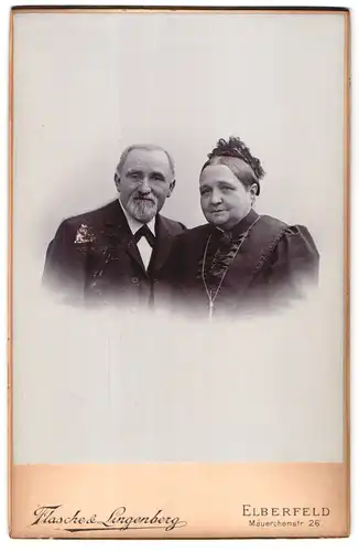 Fotografie Flasche & Lingenberg, Elberfeld, Mäuerchenstr. 26, Portrait eines älteren Paares Arm in Arm