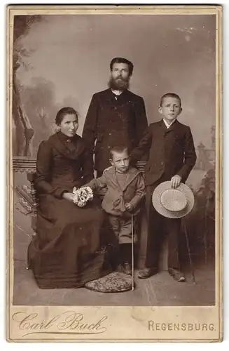 Fotografie Carl Buck, Regensburg, Mann mit Vollbart mit seiner Frau und den beiden Söhnen