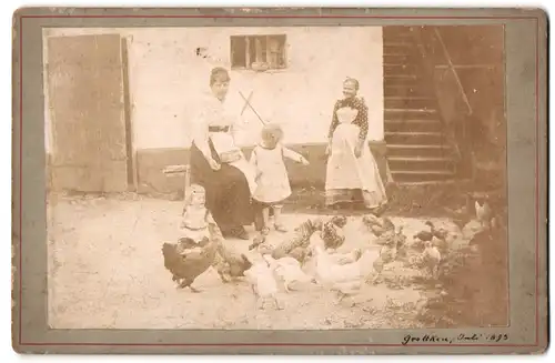 Fotografie Fotograf unbekannt, Ansicht Grottkau, Bäuerin & Kinder füttern Hühner 1893