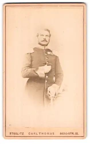 Fotografie Carl Thomas, Berlin-Steglitz, Bergstr. 21, Offizier in Uniform mit Ordenspange und Epauletten