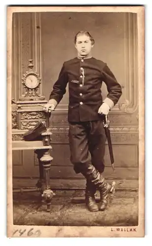 Fotografie L. Wallak, Wien, Schleifmühlgasse 5, Artillerist in Uniform mit Faschinenmesser