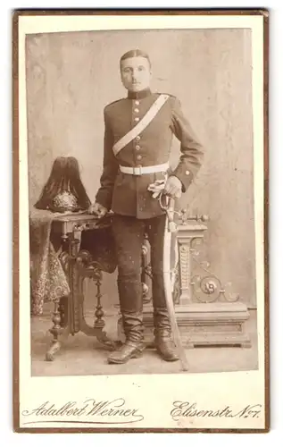 Fotografie Adalbert Werner, München, Elisenstr. 7, Soldat in Uniform nebst Pickelhaube Bayern mit Paradebusch