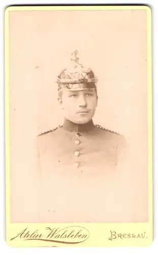 Fotografie Atelier Walsleben, Breslau, Zwingerstr. 24, Portrait Einjährig Freiwilliger Artillerist mit Pickelhaube