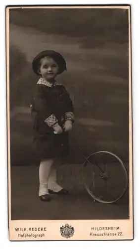 Fotografie Wilhelm Redeke, Hildesheim, Kreuzstrasse 22, niedliches Mädchen mit Einrad-Spielzeug