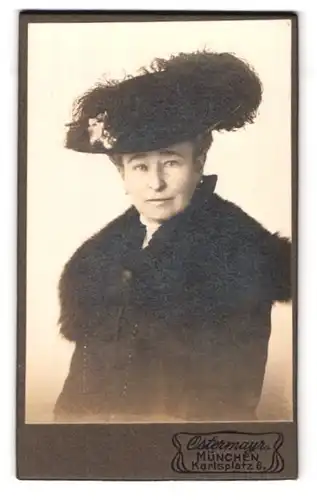 Fotografie Gebr. Ostermayr, München, Karlsplatz 6, Portrait Dame im Pelzmantel mit schönem Federhut