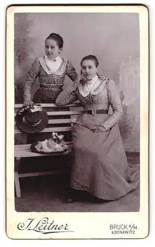 Fotografie J. Leitner, Bruck a/M., Hauptplatz 22, Portrait Mädchen in schönen Sommerkleidern mit geschmückten Hüten