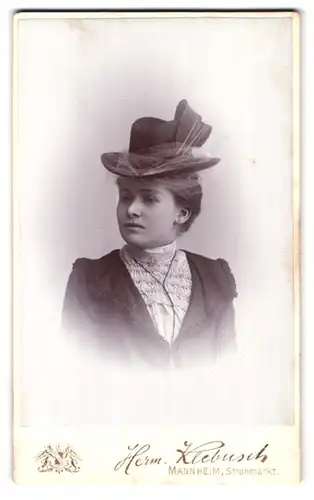 Fotografie Herm. Klebusch, Mannheim, Strohmarkt, Portrait hübsche junge Frau mit elegantem Hut