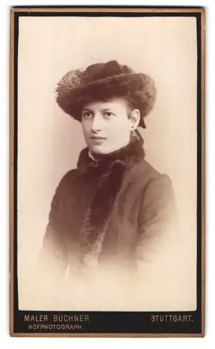 Fotografie Maler Buchner, Stuttgart, Portrait Frau mit Pelzstola und schönem Hut mit Pelzkrempe