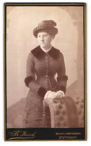 Fotografie Th. Jacob, Stuttgart, Portrait Dame in edlem Kleid mit schönem Hut