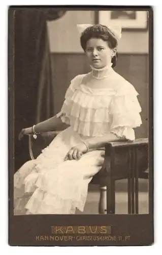 Fotografie W. Kabus, Hannover, Christuskirche 11, Portrait hübsche Frau im weissen Kleid mit grosser Schleife im Haar