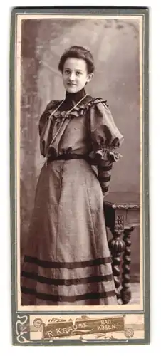 Fotografie R. Krause, Bad Kösen, Portrait lächelnde junge Frau in schönem Kleid