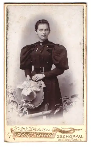 Fotografie Adolf Zierold, Zschopau, Portrait Frau im Kleid mit Puffärmeln und schönem Sommerhut in Händen