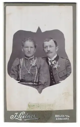 Fotografie J. Leitner, Bruck a/M., Bismarckstrasse 9, Portrait glückliches Ehepaar mit Ansteckblumen an den Kleidern