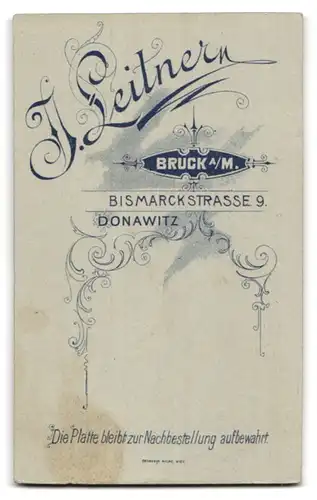 Fotografie J. Leitner, Bruck a/M., Bismarckstrasse 9, Portrait glückliches Ehepaar mit Ansteckblumen an den Kleidern