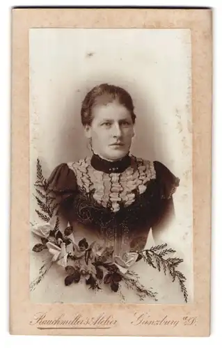 Fotografie Rauchmillers Atelier, Günzburg a/Donau, Portrait Frau in schöner Bluse, Elfe mit Füllhorn auf Blütenzweig