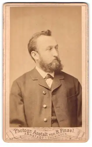 Fotografie R. Finzel, Arnstadt /Thür., Portrait Mann in Jacke mit Querbinder und krausem Vollbart