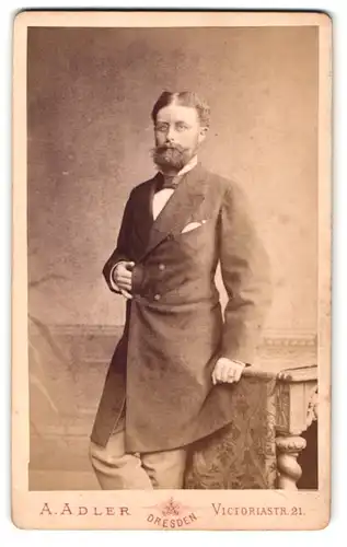 Fotografie A. Adler, Dresden, Victoriastr. 21, Portrait vollbärtiger Herr mit Zwicker im Ausgehrock