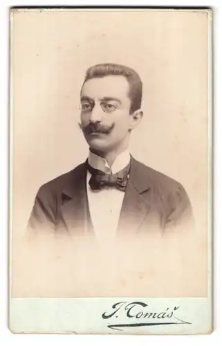 Fotografie J. Tomas, Prag, Wenzelplatz 785-II, Portrait Herr mit Zwicker und Kaiserbart
