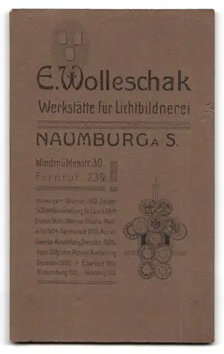 Fotografie E. Wolleschak, Naumburg a/S., Windmühlenstr. 30, Portrait Student mit Zwicker im Stuhl sitzend