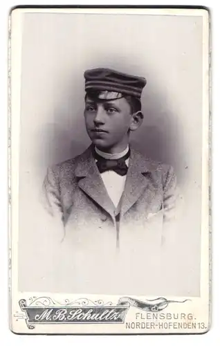 Fotografie M.B. Schultz, Flensburg, Norderhofenden 13, Portrait Student trägt Mütze mit Streifen