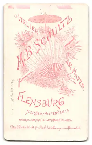 Fotografie M.B. Schultz, Flensburg, Norderhofenden 13, Portrait Student trägt Mütze mit Streifen