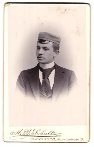 Fotografie M.B. Schultz, Flensburg, Norderhofenden 13, Portrait Student mit Krawatte und Tellermütze