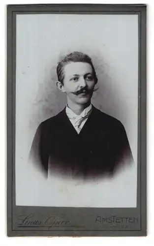 Fotografie Linus Ofner, Amstetten, Hauptplatz 15, Portrait junge Mann mit gepflegtem Schnauzbart im Anzug