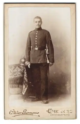 Fotografie Atelier Germania, Chemnitz, Zwickauerstr. 2, Portrait sächsischer Soldat, Bajonett mit Portepee & Pickelhaube