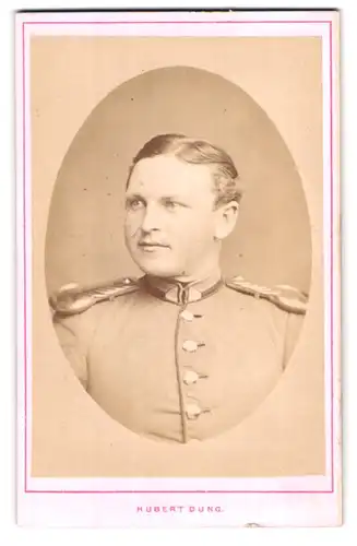 Fotografie Hubert Dung, Dresden, Waisenhausstr. 30, Portrait Uffz. in Uniform mit Epauletten