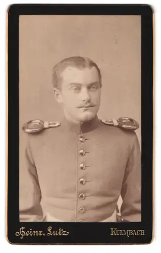 Fotografie Heinrich Lutz, Kulmbach, Portrait junger Soldat in Uniform mit Epauletten