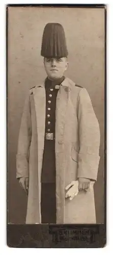 Fotografie G. Klimmer, Bückeburg, Ulmen-Allee, Soldat in Uniform mit Pickelhaube & Paradebusch