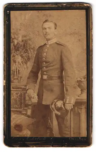 Fotografie Franz Ehrlich, Dresden, Königsbrückerstr. 50, Garde-Soldat in uniform mit Pickelhaube Sachsen