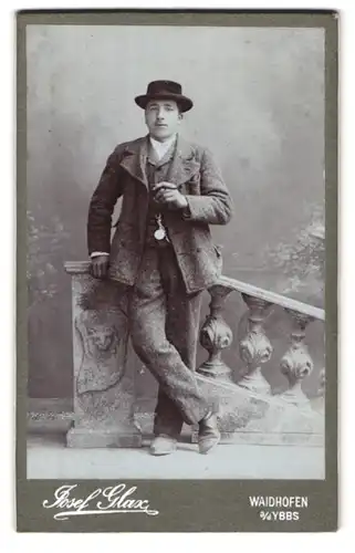 Fotografie Josef Glax, Waidhofen / Ybbs, junger Mann mit Taschenuhr trägt Anzug und Hut