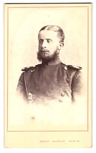 Fotografie Ernst Milster, Berlin, Unter den Linden 13, Portrait Soldat mit Vollbart in Uniform, Epauletten