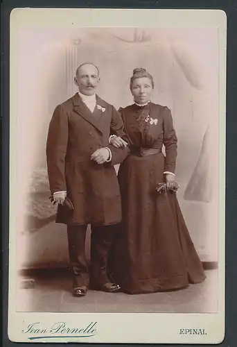 Fotografie Jean Pernelle, Epinal, 12 Rue de la Gare, Hochzeitsopaar in schwarz vor Studio-Kulisse